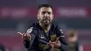 Pemain Barcelona Jordi Alba melakukan selebrasi usai mencetak gol ke gawang Granada pada pertandingan perempat final Copa del Rey di Stadion Los Carmenes, Granada, Spanyol, Rabu (3/2/2021). Barcelona sukses kalahkan Granada 5-3 dan mendapatkan tiket semifinal Copa del Rey. (AP Photo)