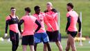 Pemain Manchester United, Erling Haaland (kedua kanan) bercanda dengan rekannya saat melakukan latihan jelang laga perempat final Liga Champions 2023/2024 melawan Real Madrid di Etihad Campus, Manchester, Inggris, 8 April 2024 waktu setempat. (AFP/Darren Staples)