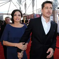 Setelah cerai dengan Angelina Jolie, Brad Pitt dikabarkan dengan sang mantan istri, Jennifer Aniston. Namun kabar kedekatan mantan pasangan suami istri ini dicemburui oleh Jolie yang menggugat cerai Pitt. (AFP/Bintang.com)