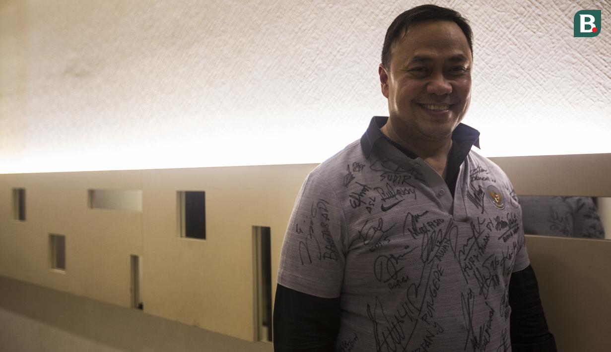 Motivator, Ary Ginanjar Agustian, usai menyampaikan materi ESQ kepada Timnas Indonesia di Hotel Grand Zuri, Jawa Barat, Senin (5/11). Materi ESQ diberikan jelang turnamen Piala AFF 2018. (Bola.com/Vitalis Yogi Trisna)