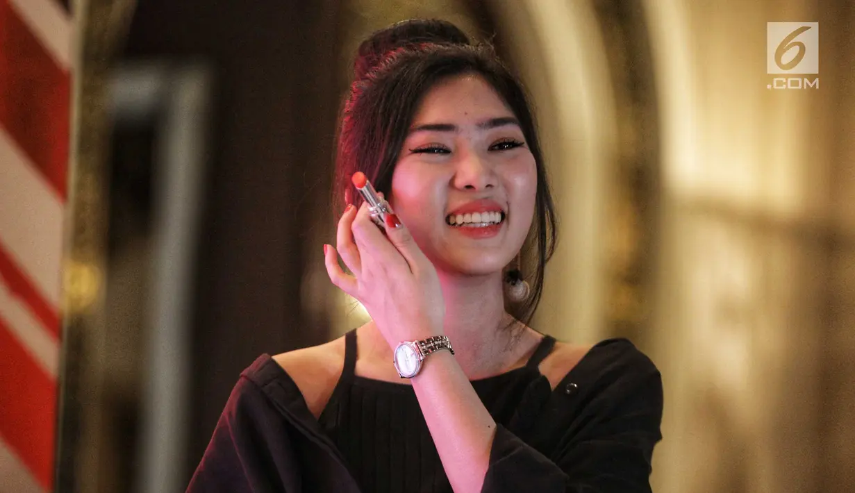 Isyana Sarasvati saat menjadi brand ambassador produk lipstik, Jakarta, Kamis (2/8). Agar tak berlebihan dan tetap sesuai dengan kepribadiannya, Isyana punya pilihan warna lipstik yang disesuaikan dengan waktu dan momennya. (Liputan6.com/Faizal Fanani)