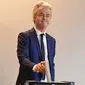 Politikus anti-Islam Belanda Geert Wilders memasukkan surat suara ke kotak suara saat pemilihan umum Belanda di sebuah Tempat Pemungutan Suara (TPS) di Den Haag, Rabu (15/3). Kotak suara yang tersedia terbuat dari tempat sampah. (Emmanuel DUNAND/AFP)