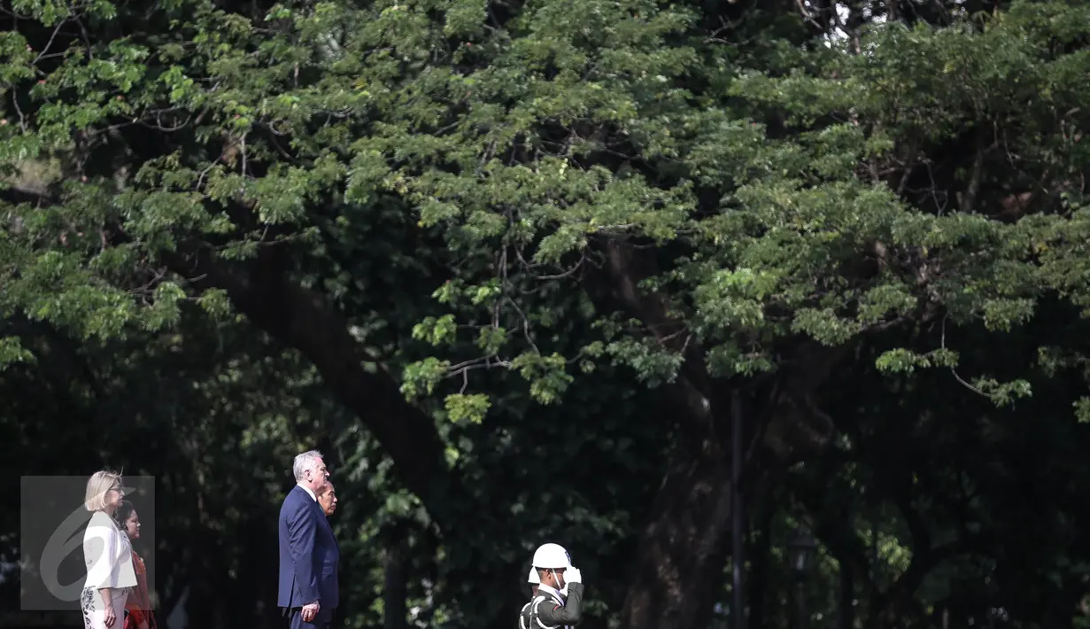 Presiden Jokowi (kanan) dan Presiden Republik Serbia, Tomislav Nikolic beserta Ibu Negara RI, Iriana Jokowi dan Ibu Negara Serbia, Dragica Nicolic mengikuti upacara kenegaraan di Istana Merdeka, Jakarta, Rabu (27/4). (Liputan6.com/Faizal Fanani)