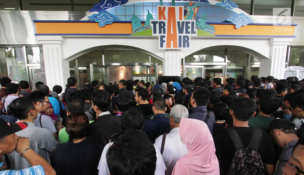 Sejumlah pengunjung antre memasuki lokasi KAI Travel Fair 2017  di JCC Senayan, Jakarta, Sabtu (29/7). Ribuan orang berbondong-bondong untuk bertarung mendapatkan tiket kereta eksekutif dengan harga miring di KAI Travel Fair. (Liputan6.com/Angga Yuniar)