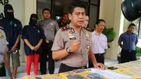 Pelaku pencurian dan pembunuhan terhadap PRT di Bogor, akhirny dibekuk polisi di Muara Bungo, Jambi. (Liputan6.com/Bima Firmansyah)