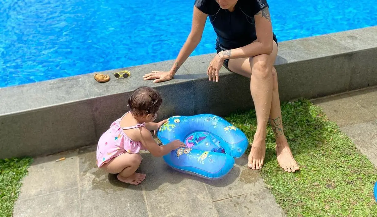 Hal itu juga sempat diungkapkan Poppy Sovia saat ditemui awak media beberapa waktu lalu. Dia mengatakan hidupnya berubah setelah memiliki anak [instagram/popsovia].