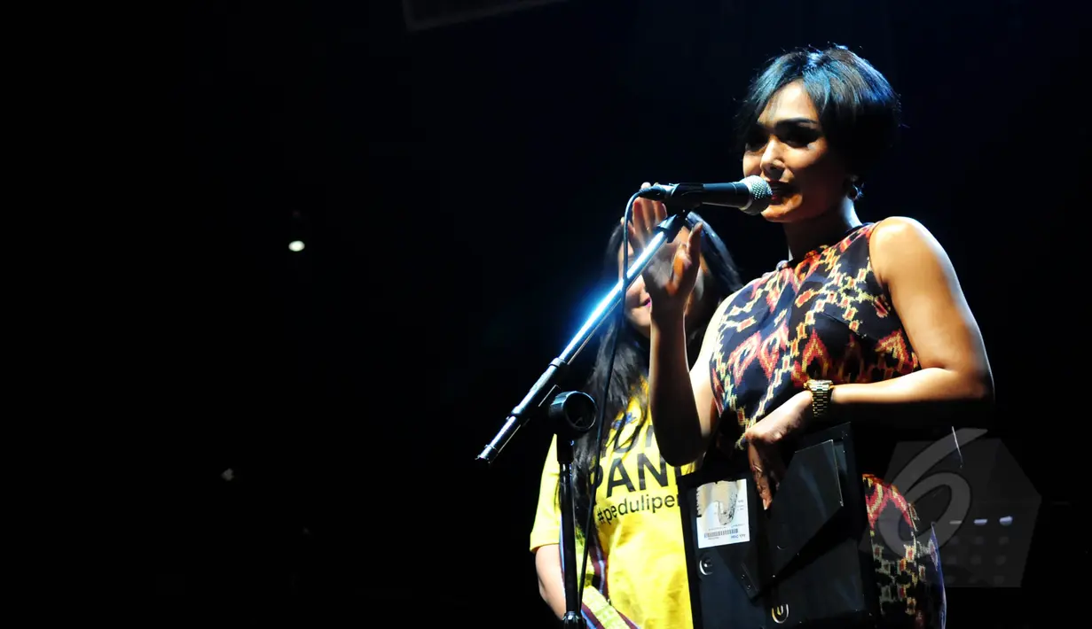 Penyanyi cantik tanah air, Yuni Shara ikut meramaikan acara charity concert untuk pengungsi di Nusa Tenggara Timur (NTT), di Jakarta, Kamis (7/5/2015). Para penyanyi tersebut melelang lagu yang dinyanyikannya saat acara. (Liputan6.com/Faisal R Syam)
