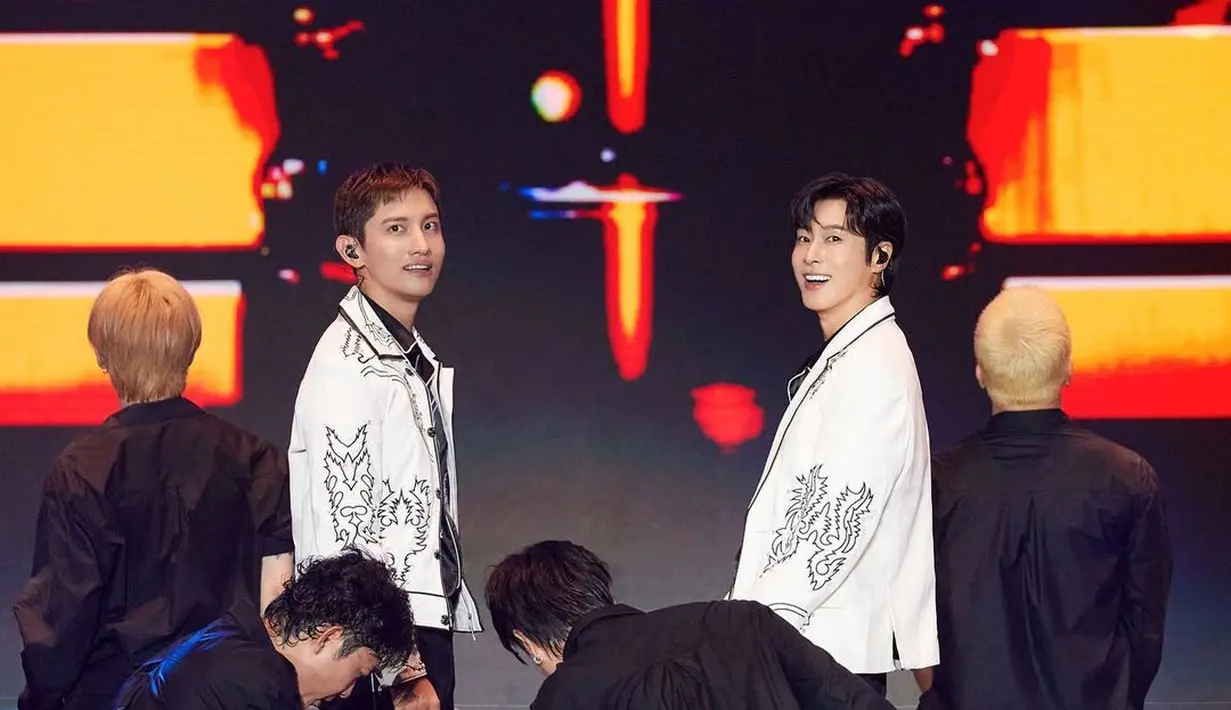 Grup senior TVXQ yang beranggotakan Yunho dan Changmin tampil menawan dengan jaket putih mereka. [@smtown]