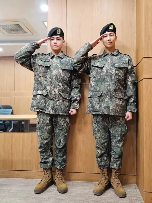 <p>Pada 16 Januari, RM melalui Instagram membagikan foto-foto gagah dirinya dan sesama anggota BTS V di Instagram-nya. Bersama dengan itu, dia menyertakan keterangan &ldquo;Salute!&rdquo;. (Foto: Instagram/ rkive)</p>