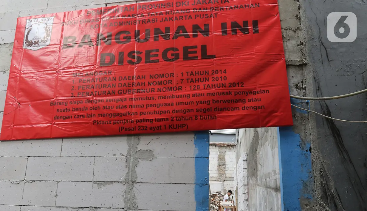 Sebuah spanduk segel dari pemkot DKI Jakarta terlihat di dinding bangunan gudang tersebut di kawasan Mangga Dua Dalam, Jakarta, Kamis (12/12/2019). (Liputan6.com/Herman Zakharia)