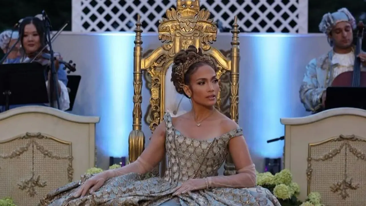 Bertemakan Bridgeton, Jennifer Lopez Tampil Awet Muda Bak Princess Kenakan Gaun Kristal di Perayaan Ulang Tahun ke-55