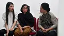 Ibu Negara, Iriana Joko Widodo Iriana melayat ke rumah duka besannya, Didit Supriyadi, di Sumber, Solo, Selasa (3/4). Sekitar lokasi rumah duka pun mendapat penjagaan ketat dari personel Polri dan TNI. (Liputan6.com/Pool/Kris-Biro Pers Setpres)
