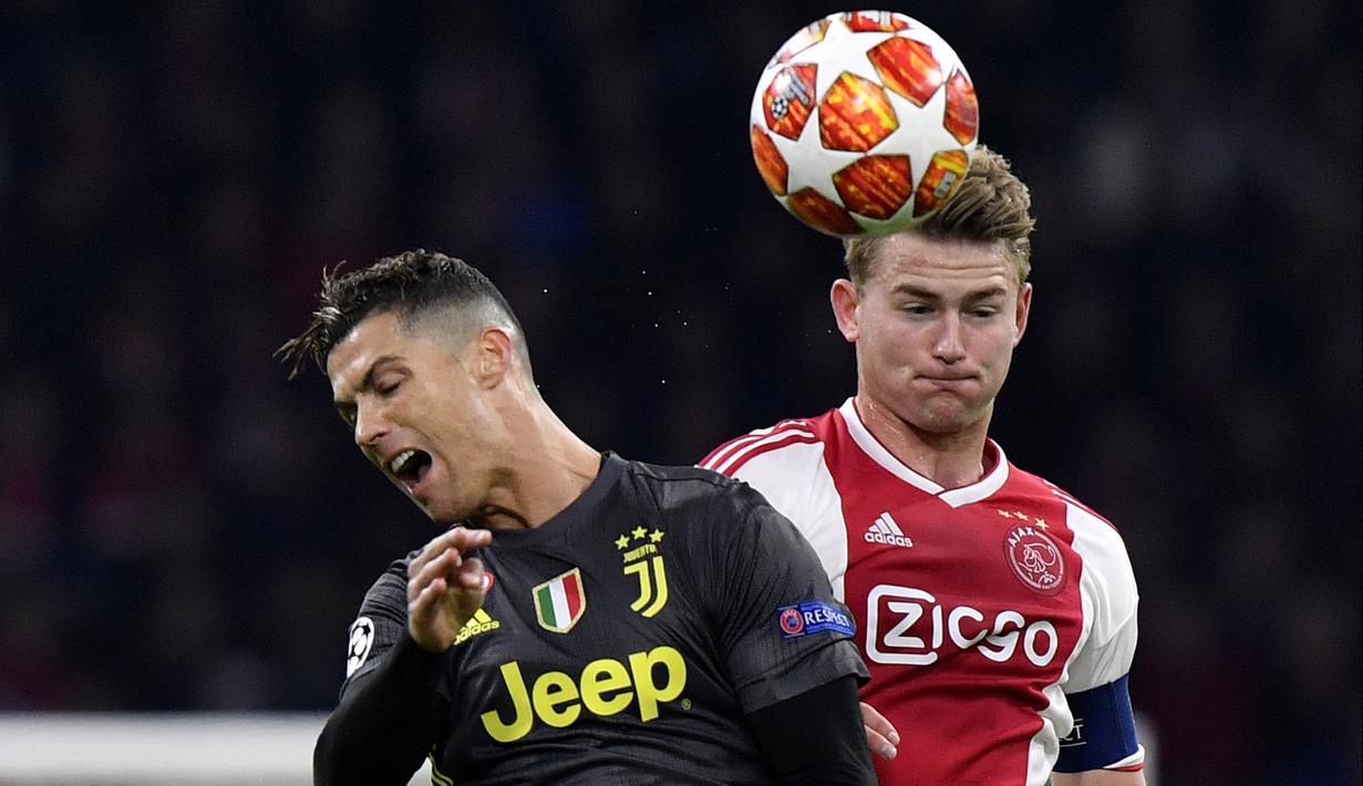 Bek Ajax, Matthijs de Ligt berebut bola udara dengan penyerang Juventus, Cristiano Ronaldo selama pertandingan leg pertama perempat final Liga Champions di Johan Cruyff ArenA di Amsterdam, Belanda (10/3/2019). Matthijs de Ligt diboyong Juventus dari Ajax Amsterdam. (AP Photo/Martin Meissner)