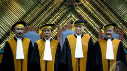 (Dari kanan) Amran Suadi, Sudrajat Dimyati, Purwosusilo dan Is Sudaryono foto bersama usai dilantik sebagai Hakim Agung di Gedung Sekretariat MA, Cempaka Putih, Jakarta, Selasa (21/10) (Liputan6.com/Faizal Fanani)