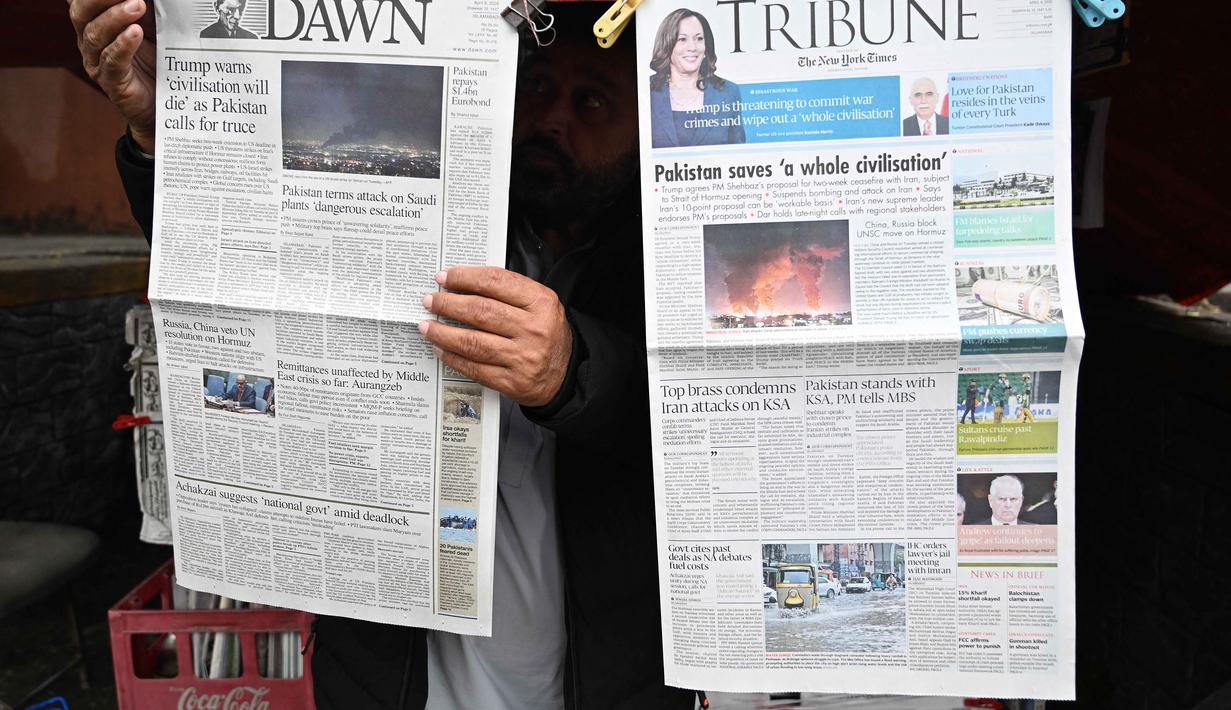 Kesepakatan gencatan senjata berlaku segera mulai Hari ini, Rabu 8 April 2026, dan mencakup wilayah konflik, termasuk Lebanon. Tampak dalam foto, seorang pedagang memajang koran pagi di kios pinggir jalannya di Islamabad, Pakistan, pada Rabu 8 April 2026. (Aamir QURESHI/AFP)