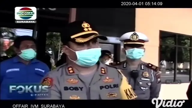 Kepolisian Resor (Polres) Jombang, Jawa Timur melakukan penyemprotan cairan disinfektan di seluruh sisi Gedung Mapolres setempat, pada Kamis (19/3) pagi. Penyemprotan itu dilakukan dalam rangka pencegahan wabah virus corona atau Covid-19.