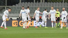 Ekspresi kecewa pemain Inter Milan usai gagal mempertahankan kemenangan pada laga lanjutan Serie A yang berlangsung di stadion Artemio Franci, Firenze, Senin (25/2). Inter Milan imbang 3-3 kontra Fiorentina (AFP/Tiziana Fabi)