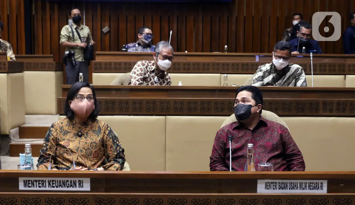 Menteri BUMN Erick Thohir (kanan) dan Menteri Keuangan Sri Mulyani Indrawati saat rapat konsultasi dengan pimpinan DPR di Kompleks Parlemen, Jakarta, Selasa (9/2/2021). Rapat membahas masalah pupuk subsidi dalam peningkatan produksi pertanian. (Liputan6.com/Angga Yuniar)