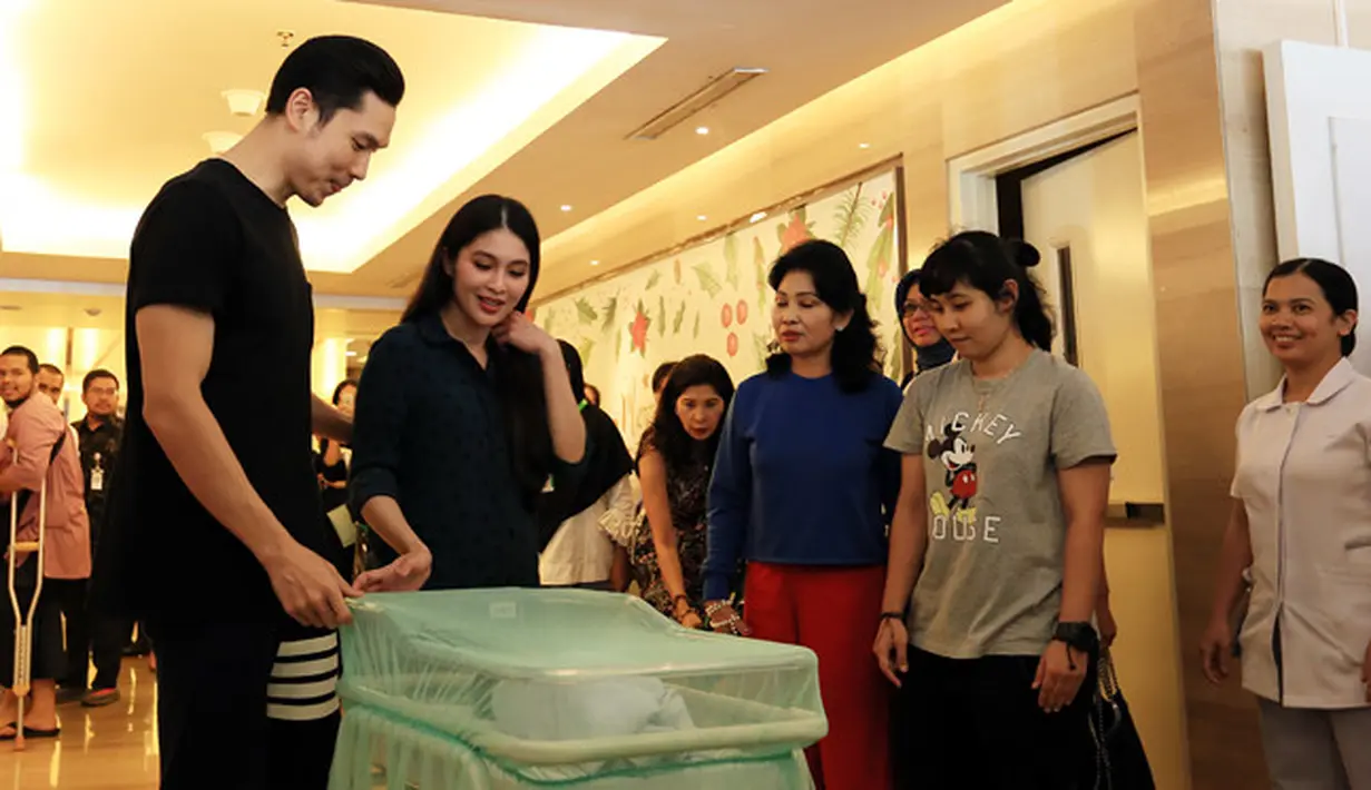 "Senang banget. Tadi habis menyusui dia, aku makan, mandi dan rambutnya belum kering ternyata sudah datang lagi (minta disusui)," kata Sandra Dewi di RS Pondok Indah seperti dilansir dari Liputan6. (Deki Prayoga/Bintang.com)