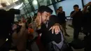 Jurnalis foto Republika, Thoudy Badai, yang tergabung dalam misi Global Sumud Flotilla 2.0 saat tiba di pintu kedatangan Terminal 3 Bandara Internasional Soekarno-Hatta pada Minggu (24/5/2026) sore. (Kapanlagi.com/Budy Santoso)