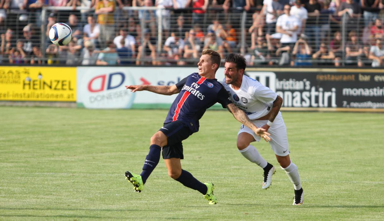 Bek PSG Lucas Daniel mencoba menahan laju gelandang Wiener SK. (Bola.com/Reza Khomaini)