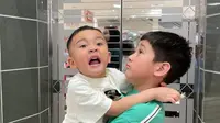 5 Potret Bromance Rafathar dan Rayyanza Kompak Main Bareng, Kakak Beradik Bikin Gemas
