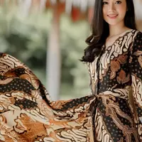 Ilustrasi Dress Batik (Sumber Gambar: Meta AI)