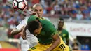 Duel antara pemain Uruguay dan Jamaika dalam laga Grup C Copa America Centenario 2016 di Stadion Levis, California, AS, Selasa (14/6/2016) WIB. (AFP/Mark Ralston)