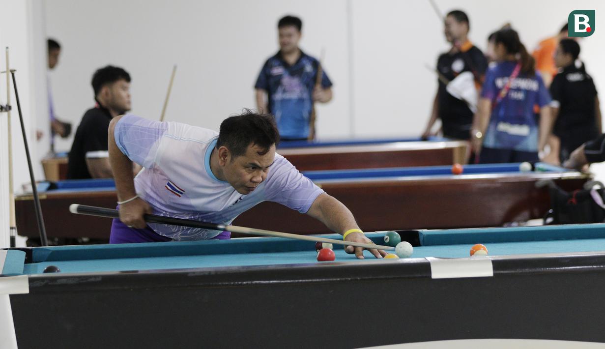 Atlet Asian Para Games bermain biliar di Wisma Atlet, Kemayoran, Jakarta, Rabu (03/10/2018). Menjelang sore hari, para atlet melakukan berbagai aktifitas mulai dari berolahraga, memotret, bermain biliar hingga keliling wisma. (Bola.com/M Iqbal Ichsan)