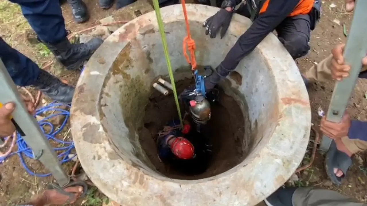 Tim rescue Damkar Posko Cibadak, Kabupaten Sukabumi saat mengevakuasi jasad balita dalam sumur di Kampung Warungkawung, Desa Cisarua, Kecamatan Nagrak. (Liputan6.com/Fira Syahrin).