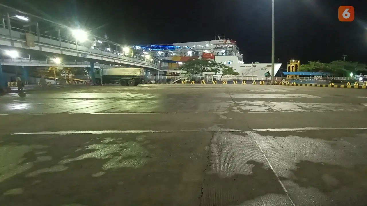 Pelabuhan Merak Lengang Saat Malam Natal, (Jumat, 24/12/2021). (Liputan6.com/Yandhi Deslatama).