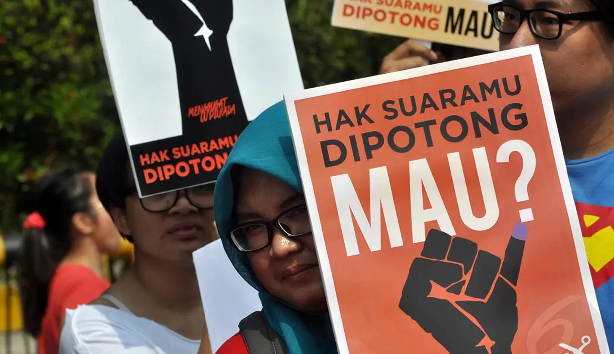 Poster menolak hak suara dipotong saat aksi unjuk rasa di Bundaran HI, Jakarta, (12/10/14). (Liputan6.com/Miftahul Hayat) 