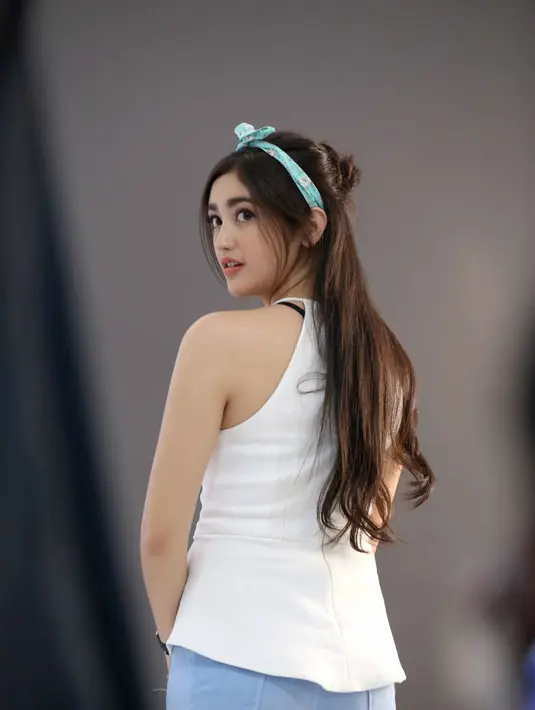 Dalam sinetron Anak Langit yang mulai ditayangkan SCTV mulai 20 Februari, Ranty berperan sebagai Vika. Selain bersama kekasih, Ammar Zoni, turut bermain diantaranya, Dylan Carr dan Sasha Alexa. (Nurwahyunan/Bintang.com)