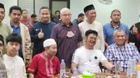 Menteri Pertanian Syahrul Yasin Limpo bersama suporter PSM Makassar. (Foto: Istimewa)