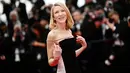 Cate Blanchett juga mengenakan kalung mutiara dan berlian dari Louis Vuitton yang menghiasi dadanya. (LOIC VENANCE / AFP)