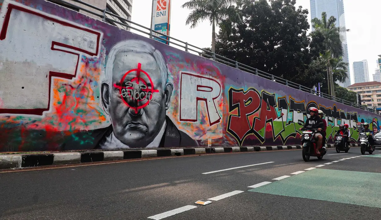 Mural berisi pesan untuk Perdana Menteri Israel, Benjamin Netanyahu dengan tulisan Stop Genocide. (Liputan6.com/Angga Yuniar)