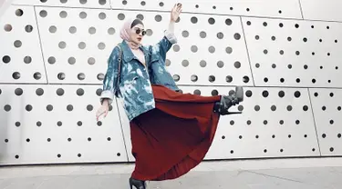 Penyanyi Indah Dewi Pertiwi salah satu publik figur yang sudah dikenal luas. Kini dirinya mantap berhijrah dan tampil dengan hijab yang kekinian. (Liputan6.com/IG/@idp91)