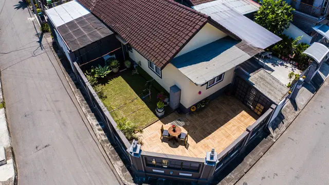 Desain Rumah Sederhana untuk Tanah Hook (AI)