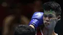 Petinju Indonesia, Grece Simangunsong (kanan) mendapat pukulan petinju Jepang, Hiroaki Kinjo pada semifinal Test Event Asian Games 2018 kelas Welter di Kemayoran, Jakarta (14/2/2018). Simangunsong menang dengan skor 3-2. (Bola.com/Nick Hanoatubun)