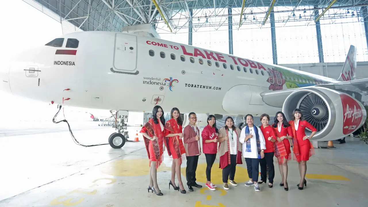 10 Potret Indahnya Danau Toba Hiasi Badan Pesawat AirAsia