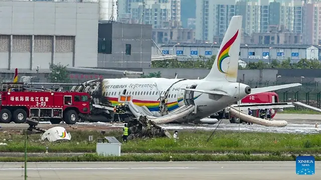 Pesawat Tibet Airlines terbakar setelah tergelincir dari landasan pacu di kota Chongqing, China barat daya pada Kamis, (12/5/2022).