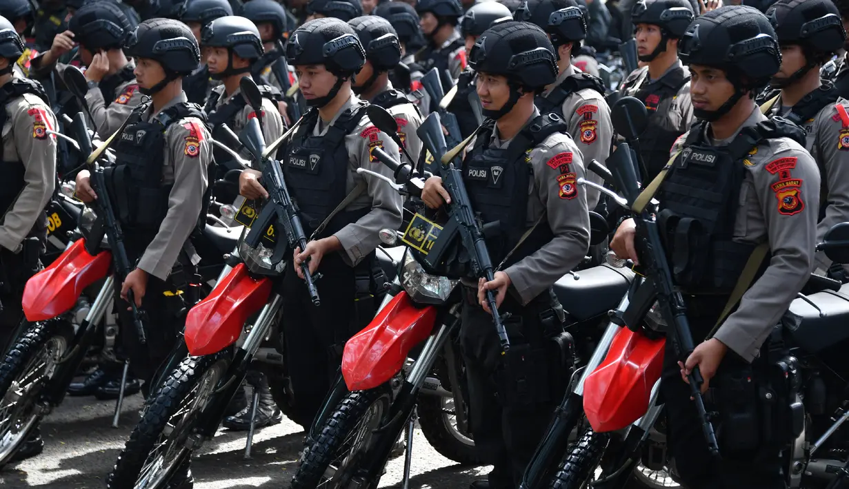 Polisi bersenjata lengkap menghadiri apel pengamanan Pemilu 2019 di Bogor, Jawa Barat, Rabu (10/4). Apel diikuti 4.000 personel gabungan TNI-Polri. (ADEK BERRY/AFP)