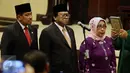 Ketua DPD RI terpilih Oesman Sapta Odang bersama Wakil Ketua Nono Sampono dan Darmayanti Lubis melakukan pengambilan sumpah saat pelantikan Pimpinan DPD RI di Komplek Parlemen Senayan, Jakarta, Selasa (4/4). (Liputan6.com/Johan Tallo)