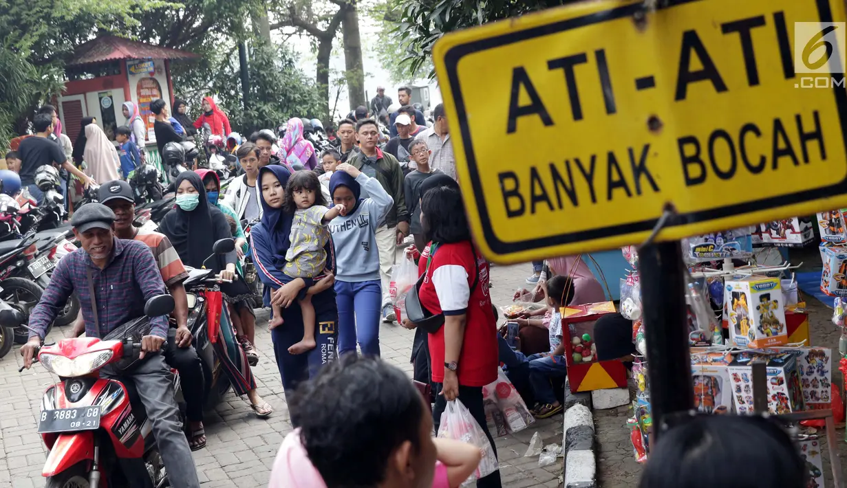 Pengunjung memadati kawasan Setu Babakan, Jakarta, Minggu (23/6/2019). Ribuan warga memadati kawasan Setu Babakan untuk berwisata dan menyaksikan beragam acara dalam rangka perayaan HUT ke-492 Jakarta. (Liputan6.com/Helmi Fithriansyah)