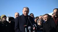 Presiden Turki Recep Tayyip Erdogan berbicara kepada pers selama kunjungannya ke kota Kahramanmaras di tenggara Turki, dua hari setelah gempa kuat melanda wilayah tersebut, pada 8 Februari 2023. Warga masih banyak yang mengungsi takut terjadi gempa susulan. (AFP/Ozan Kose)