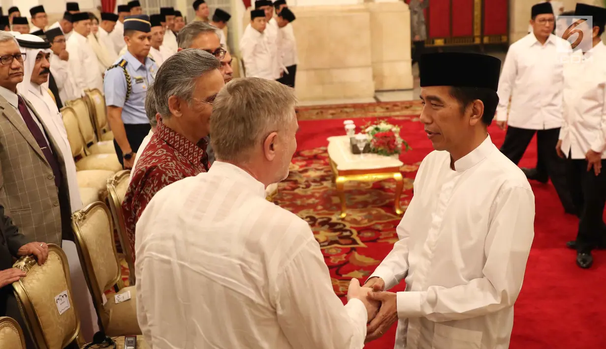 Presiden Jokowi bersalaman dengan tamu yang hadir saat menghadiri peringatan Nuzulul Quran 1438 Hijriah di Istana Negara, Jakarta, Senin (12/6). (Liputan6.com/Angga Yuniar)