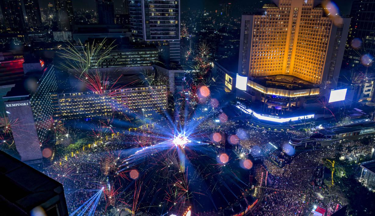 Cahaya kembang api menerangi langit selama perayaan Tahun Baru 2026 di Jakarta pada 1 Januari 2026. (BAY ISMOYO/AFP)
