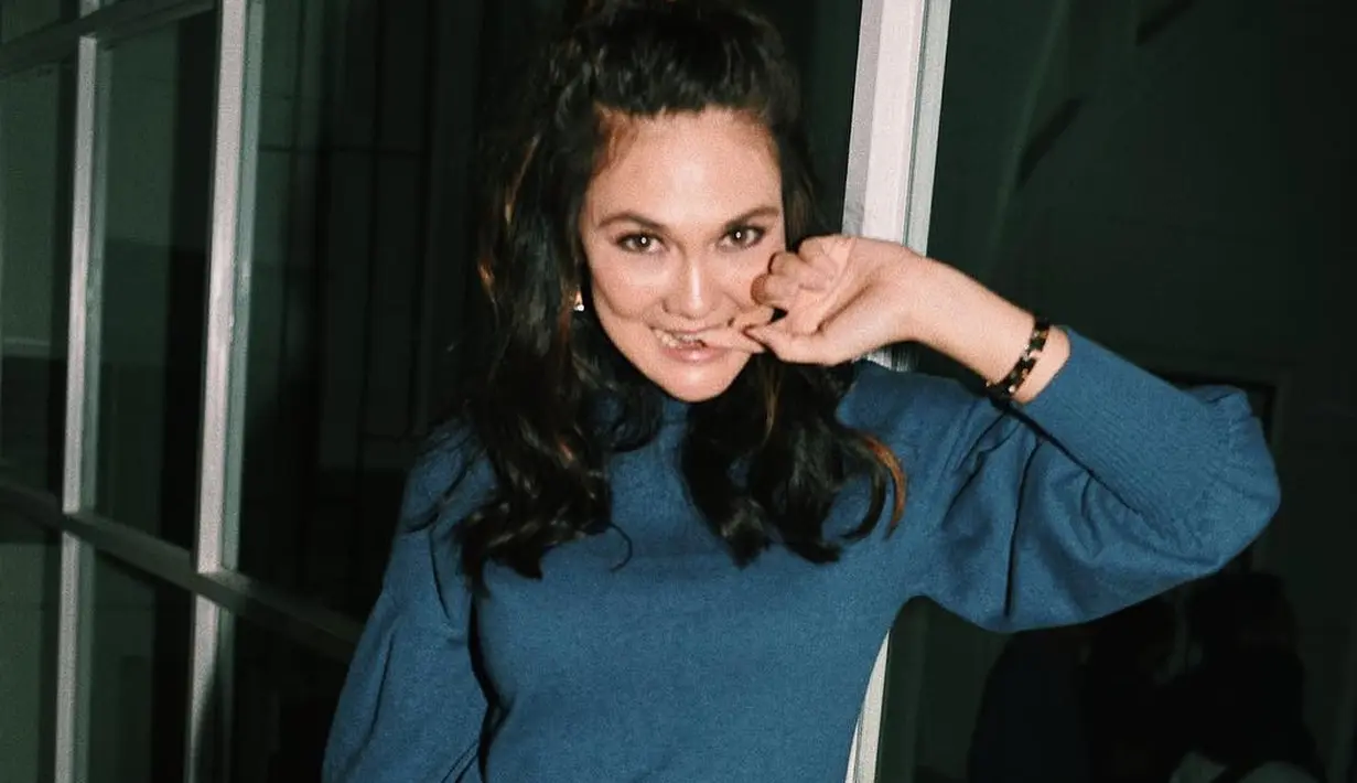 Fashion bukan hal yang tabu bagi seorang Luna Maya. Tidak selalu berpenampilan seksi, dalam kesehariannya Luna juga sering bergaya kasual dan simple dengan busana tertutupnya.(Instagram/lunamaya)