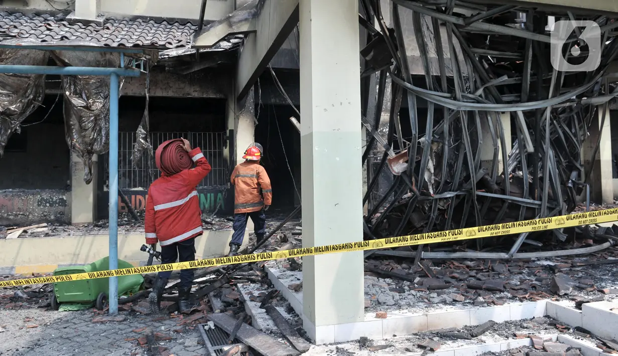 Petugas pemadam kebakaran tiba saat api kembali muncul di Gedung SMK Yadika 6, Jatiwaringin, Pondok Gede, Kota Bekasi, Jawa Barat, Selasa (19/11/2019). Kebakaran kembali terjadi di Gedung SMK Yadika 6 sekitar pukul 12.30 WIB. (merdeka.com/Iqbal Nugroho)
