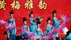 Para penari tradisional tampil di Kuil Adil. Tarian ini merupakan bagian  dari perayaan Tahun Baru Cina di Ditan Park, Beijing (18/2/2015). Tahun Baru Imlek pada 19 Februari 2015 akan menyambut Tahun Domba. (Reuters /Kim Kyung-Hoon)